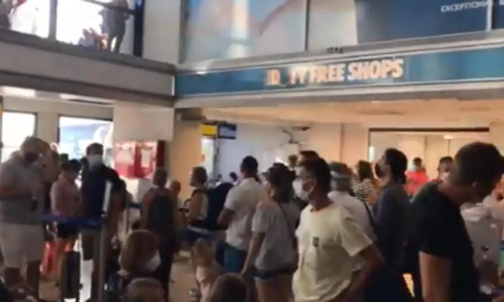 Κορονοϊός: Εικόνες συνωστισμού στο αεροδρόμιο της Κω